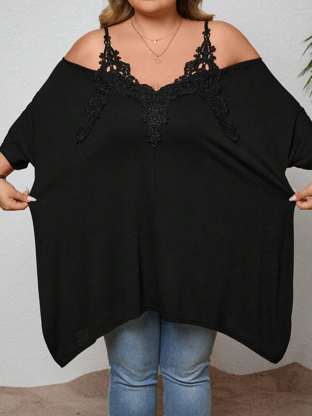 Camiseta Boho de vacaciones, tallas grandes, de encaje floral, corte en frío en los hombros, dobladillo asimétrico