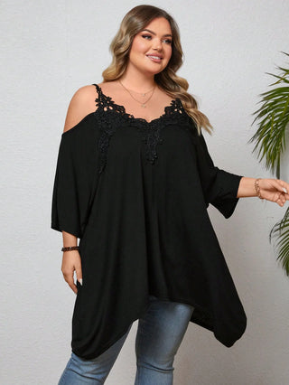 Camiseta Boho de vacaciones, tallas grandes, de encaje floral, corte en frío en los hombros, dobladillo asimétrico