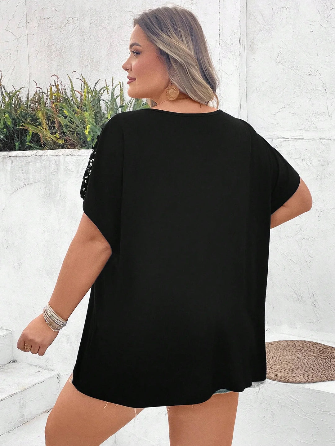 Camiseta amplia con mangas dolman y contraste de encaje, estilo bohemio para vacaciones