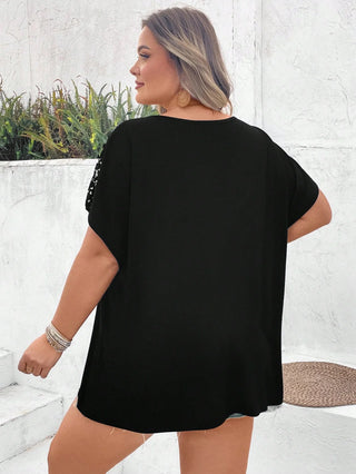 Camiseta amplia con mangas dolman y contraste de encaje, estilo bohemio para vacaciones