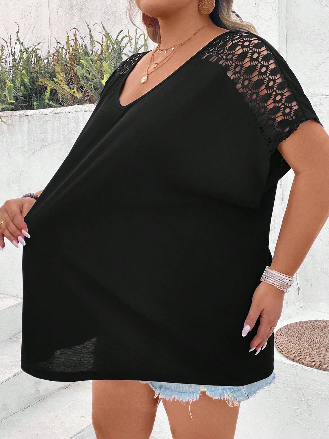 Camiseta amplia con mangas dolman y contraste de encaje, estilo bohemio para vacaciones