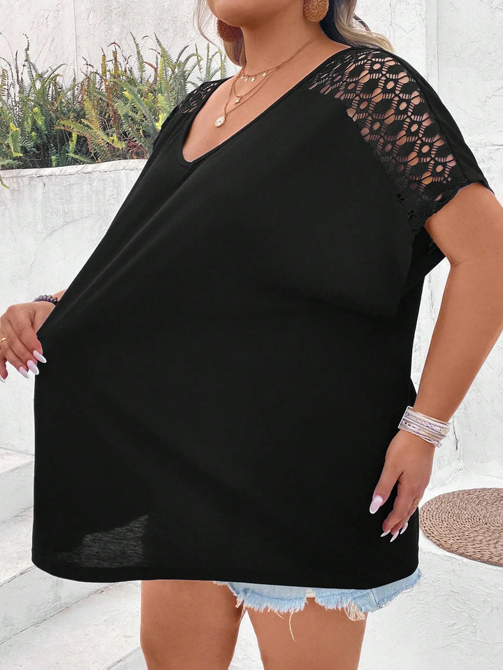 Camiseta amplia con mangas dolman y contraste de encaje, estilo bohemio para vacaciones