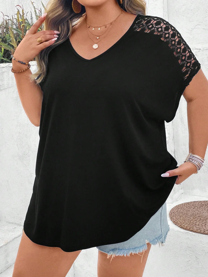 Camiseta amplia con mangas dolman y contraste de encaje, estilo bohemio para vacaciones