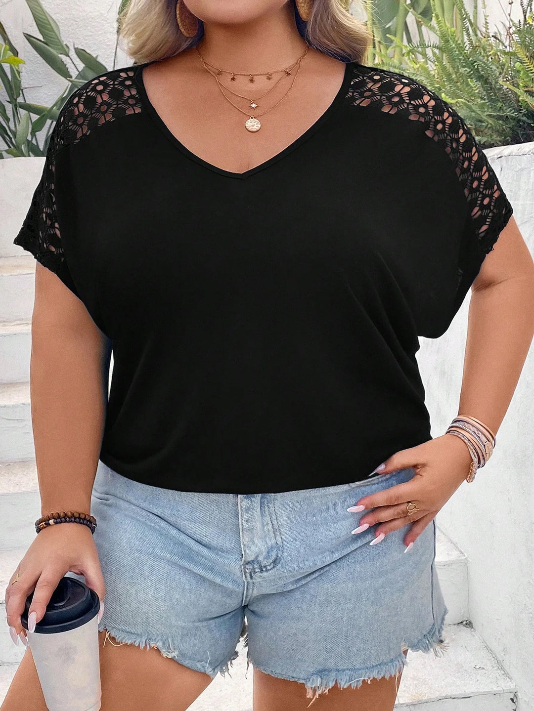 Camiseta amplia con mangas dolman y contraste de encaje, estilo bohemio para vacaciones