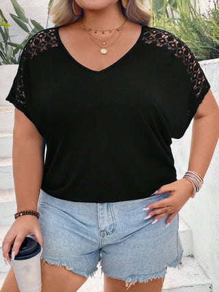 Camiseta amplia con mangas dolman y contraste de encaje, estilo bohemio para vacaciones