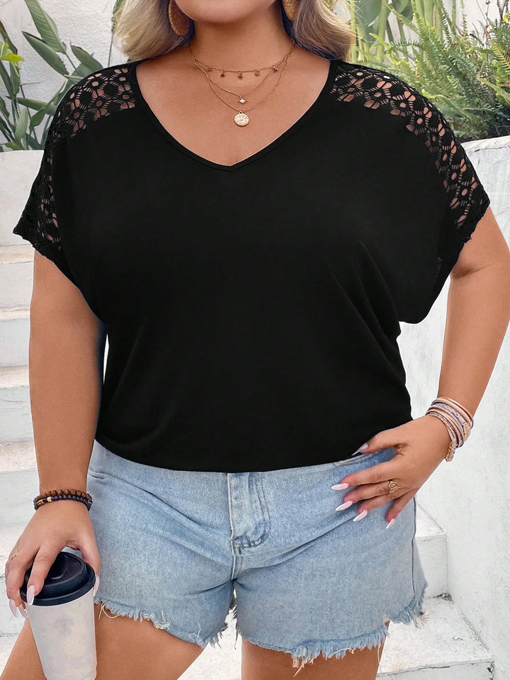 Camiseta amplia con mangas dolman y contraste de encaje, estilo bohemio para vacaciones