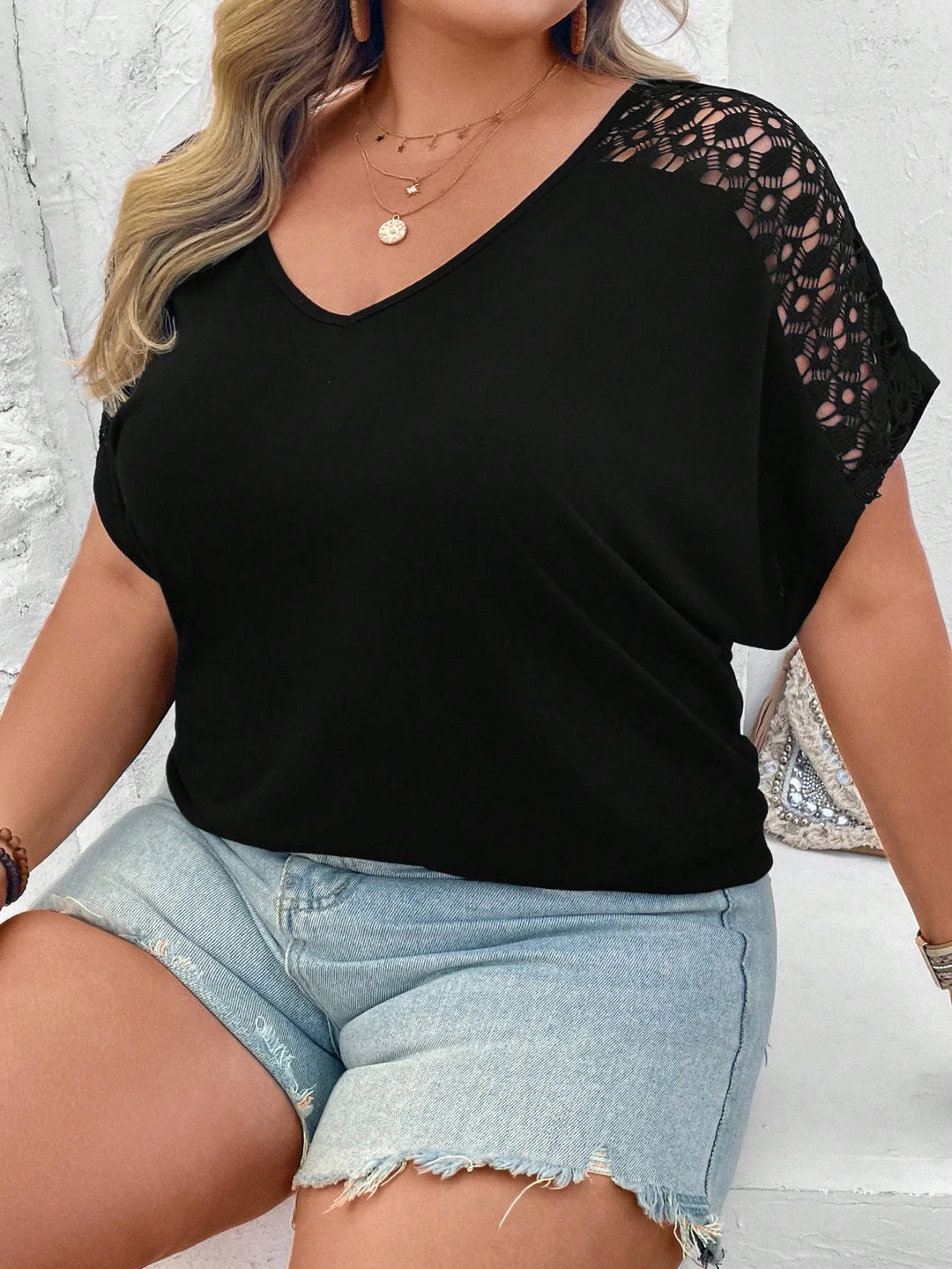 Camiseta amplia con mangas dolman y contraste de encaje, estilo bohemio para vacaciones