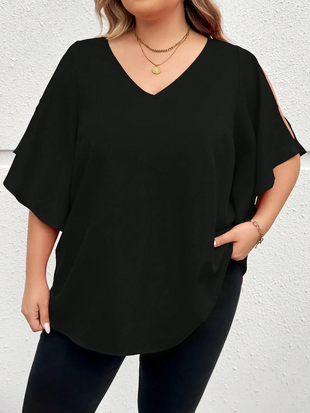 Camisa oversize con escote en V, mangas con volantes y abertura