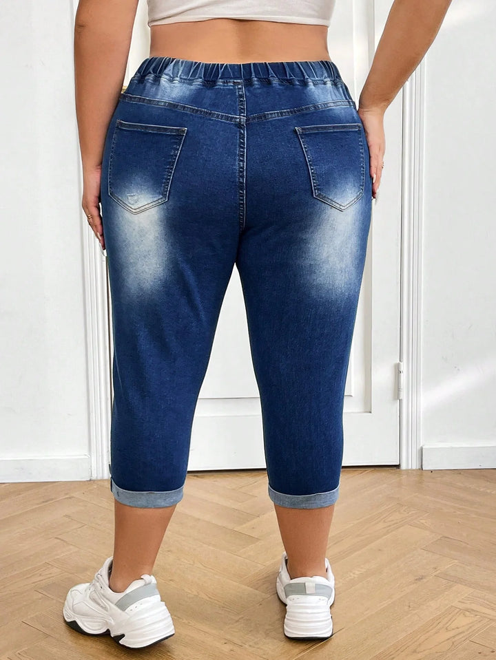 Jeans casual de mezclilla de media longitud con cintura alta, rasgados y cierre frontal, adecuados para las vacaciones de verano en tallas grandes
