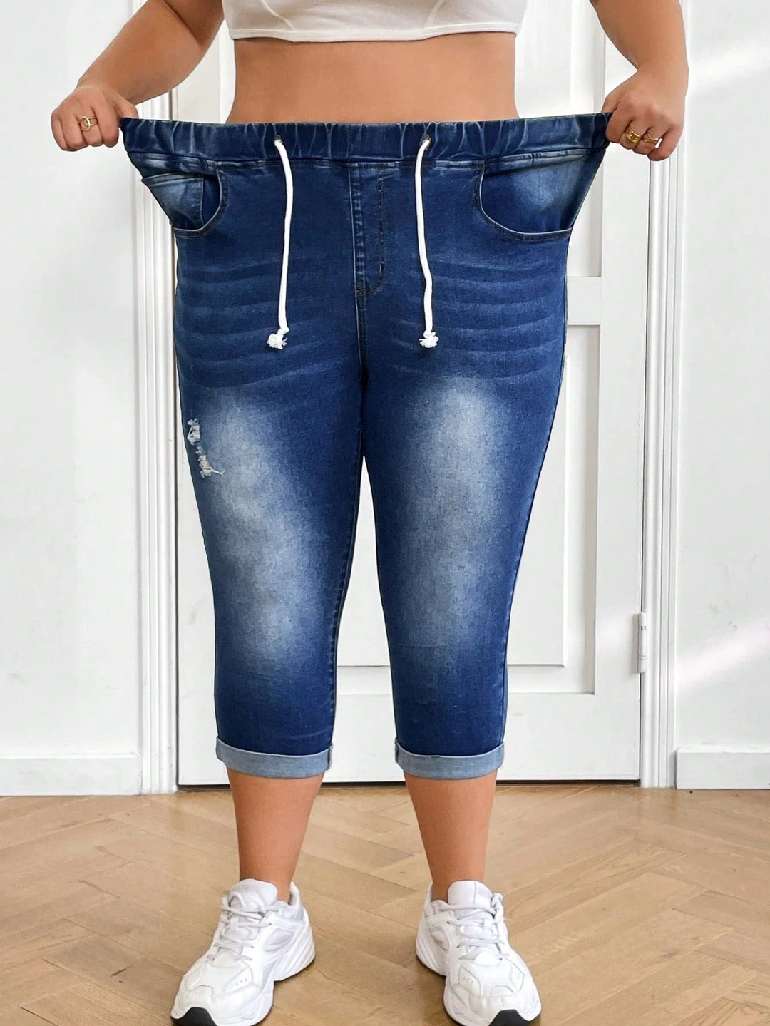 Jeans casual de mezclilla de media longitud con cintura alta, rasgados y cierre frontal, adecuados para las vacaciones de verano en tallas grandes