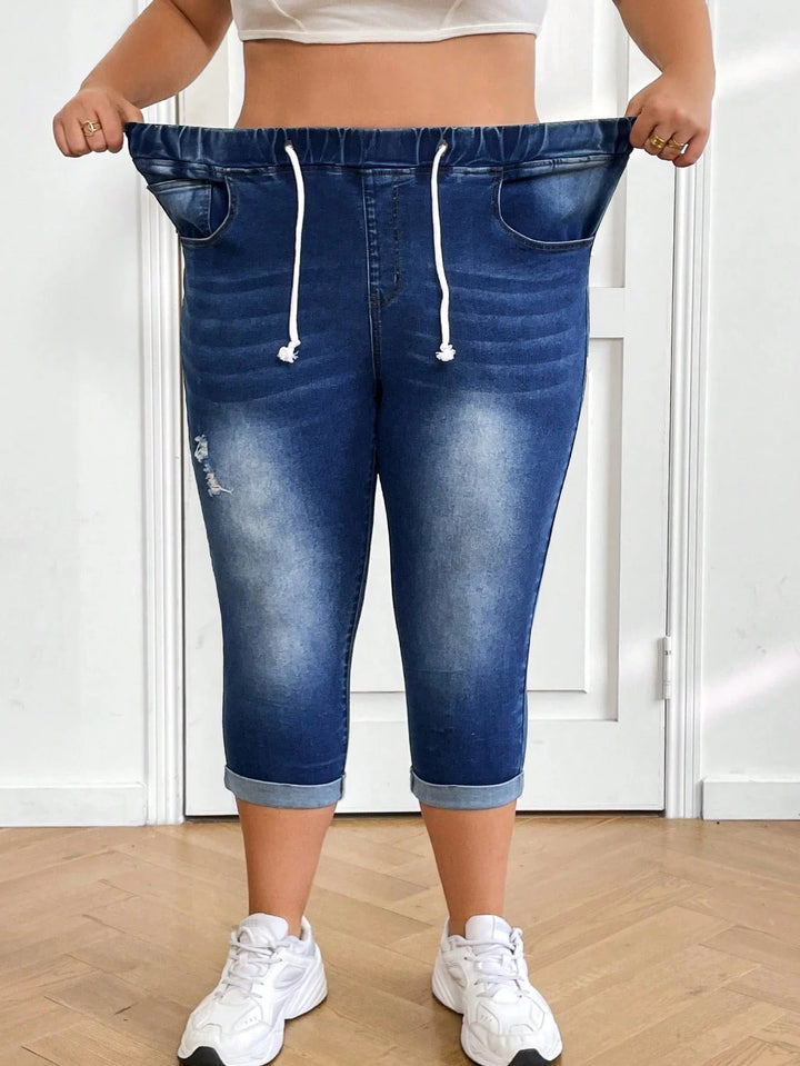 Jeans casual de mezclilla de media longitud con cintura alta, rasgados y cierre frontal, adecuados para las vacaciones de verano en tallas grandes