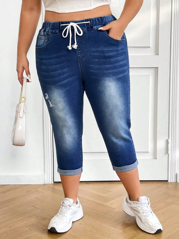 Jeans casual de mezclilla de media longitud con cintura alta, rasgados y cierre frontal, adecuados para las vacaciones de verano en tallas grandes