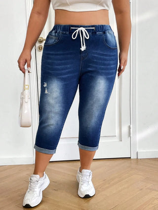 Jeans casual de mezclilla de media longitud con cintura alta, rasgados y cierre frontal, adecuados para las vacaciones de verano en tallas grandes