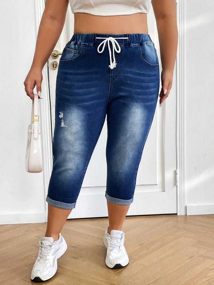 Jeans casual de mezclilla de media longitud con cintura alta, rasgados y cierre frontal, adecuados para las vacaciones de verano en tallas grandes