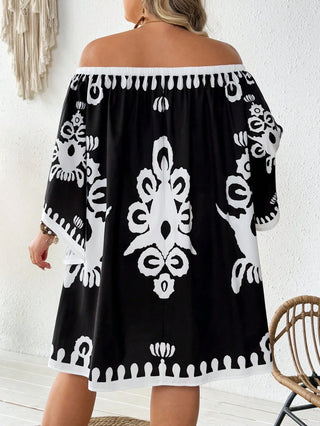 Vestido mini de manga larga, con estampado, modelo amplio y hombros descubiertos