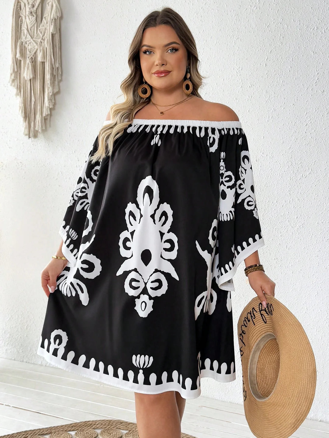 Vestido mini de manga larga, con estampado, modelo amplio y hombros descubiertos