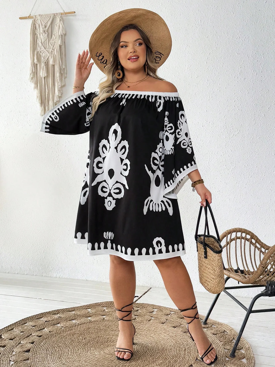 Vestido mini de manga larga, con estampado, modelo amplio y hombros descubiertos