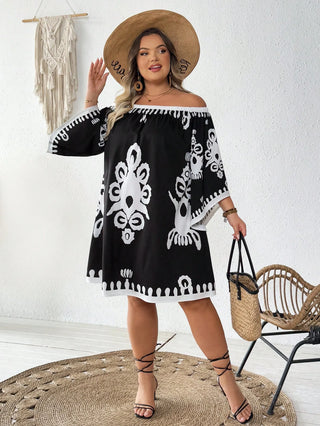 Vestido mini de manga larga, con estampado, modelo amplio y hombros descubiertos