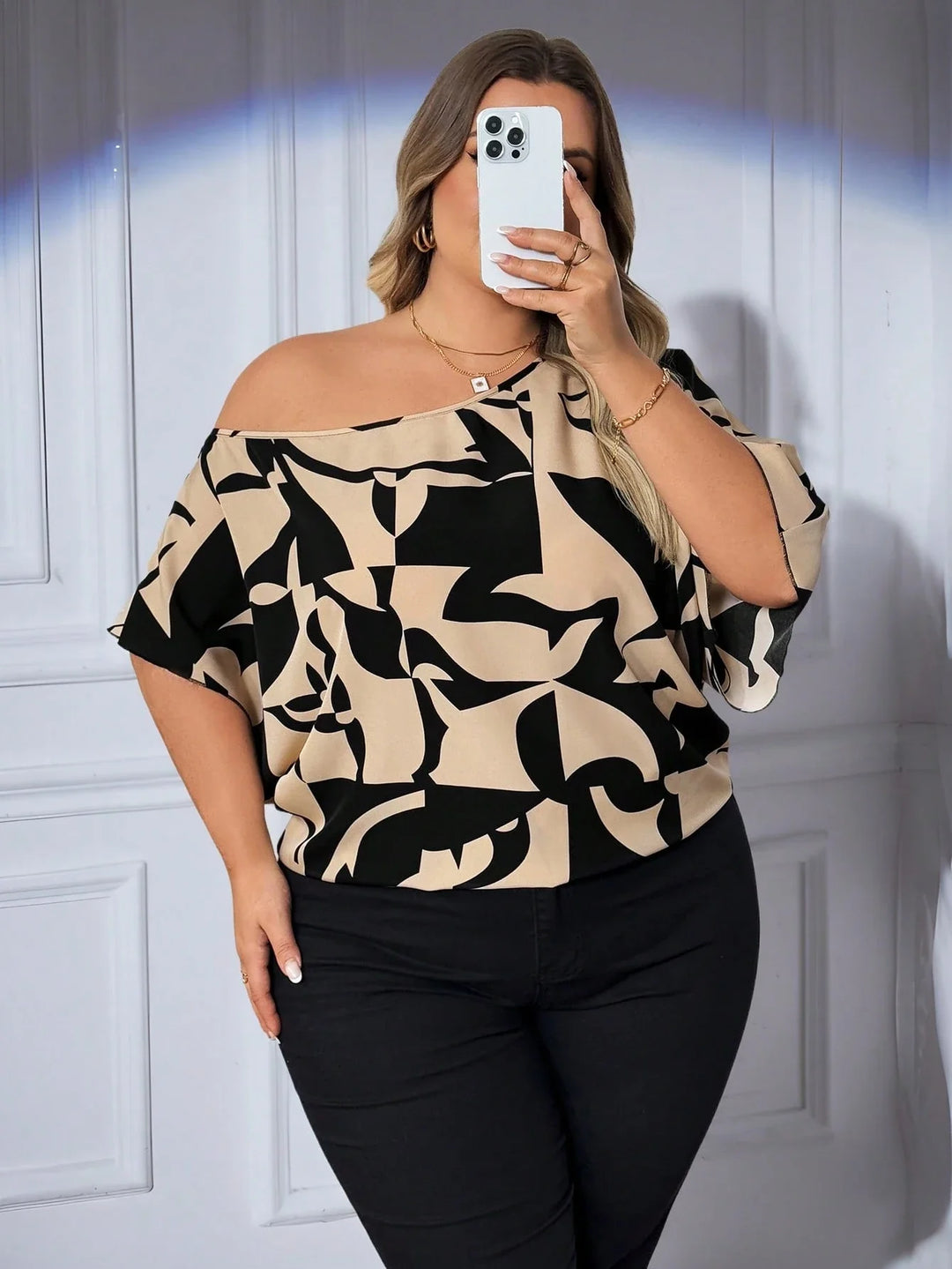 Blusa con hombro asimétrico y estampado geométrico para tallas grandes