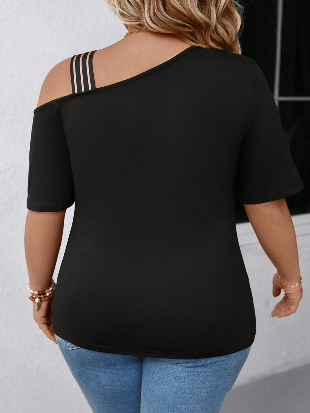 Camiseta negra casual, cómoda y elegante para el tiempo libre y las vacaciones, en tallas cómodas, con mangas cortas y hombros anudados, realizada en tejido confortable