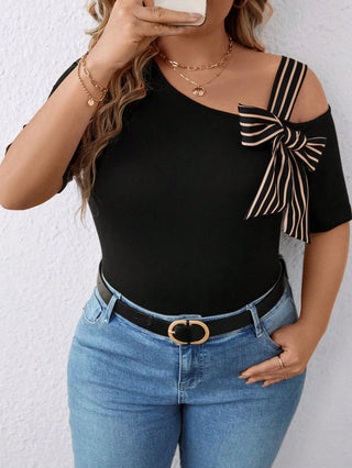 Camiseta negra casual, cómoda y elegante para el tiempo libre y las vacaciones, en tallas cómodas, con mangas cortas y hombros anudados, realizada en tejido confortable