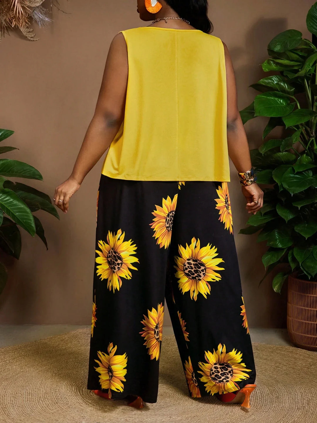 Conjunto de 2 piezas para mujer tallas grandes, top sin mangas con escote redondo y pantalones cortos con estampado de girasoles