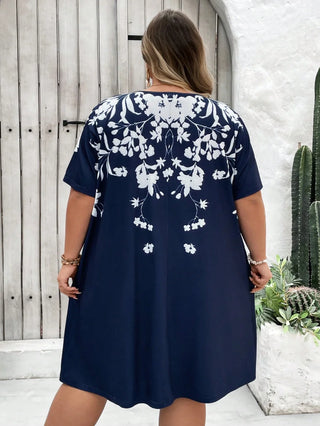Vestido T-shirt con bolsillos asimétricos y estampado floral en tallas cómodas, adecuado para vacaciones, outfits de verano para mujeres, vestidos de playa, vestidos de graduación o para el té.