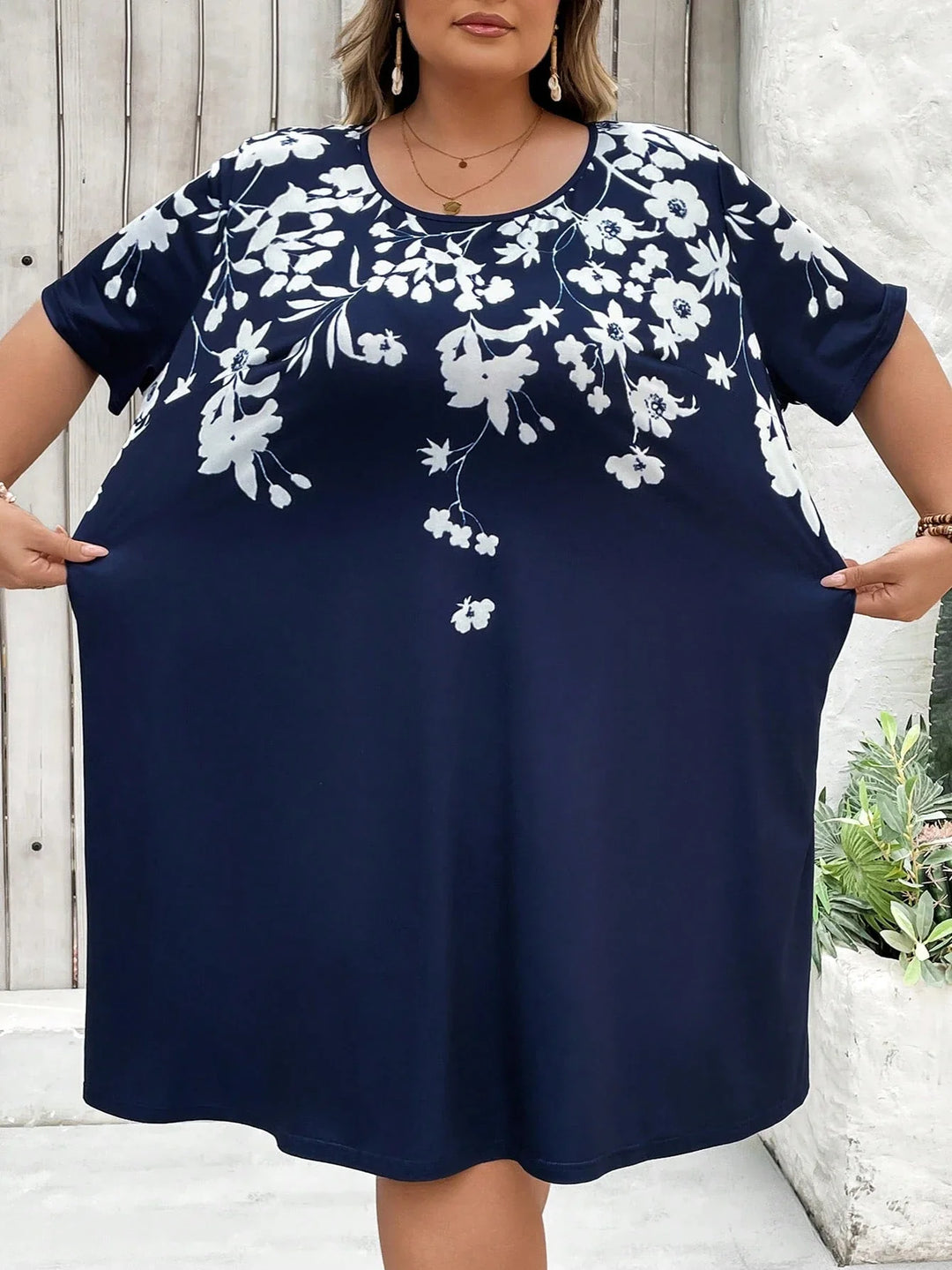 Vestido T-shirt con bolsillos asimétricos y estampado floral en tallas cómodas, adecuado para vacaciones, outfits de verano para mujeres, vestidos de playa, vestidos de graduación o para el té.