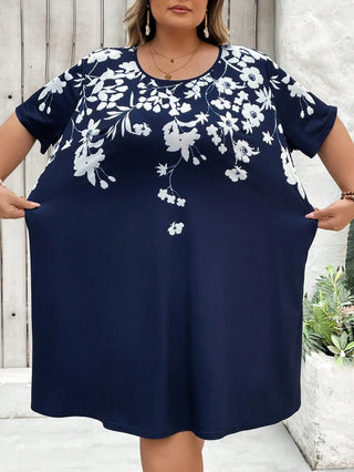 Vestido T-shirt con bolsillos asimétricos y estampado floral en tallas cómodas, adecuado para vacaciones, outfits de verano para mujeres, vestidos de playa, vestidos de graduación o para el té.