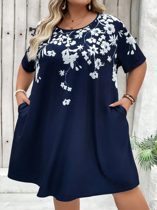 Vestido T-shirt con bolsillos asimétricos y estampado floral en tallas cómodas, adecuado para vacaciones, outfits de verano para mujeres, vestidos de playa, vestidos de graduación o para el té.