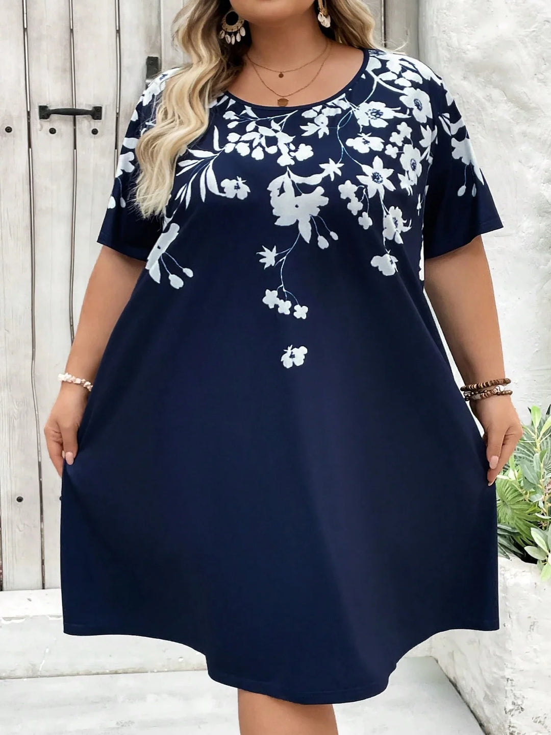 Vestido T-shirt con bolsillos asimétricos y estampado floral en tallas cómodas, adecuado para vacaciones, outfits de verano para mujeres, vestidos de playa, vestidos de graduación o para el té.