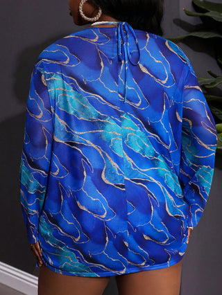 Disfraz compuesto por camiseta de tallas grandes con estampado integral, espalda descubierta y atadura, pantalones cortos de baño y copro de rodillas de mangas largas
