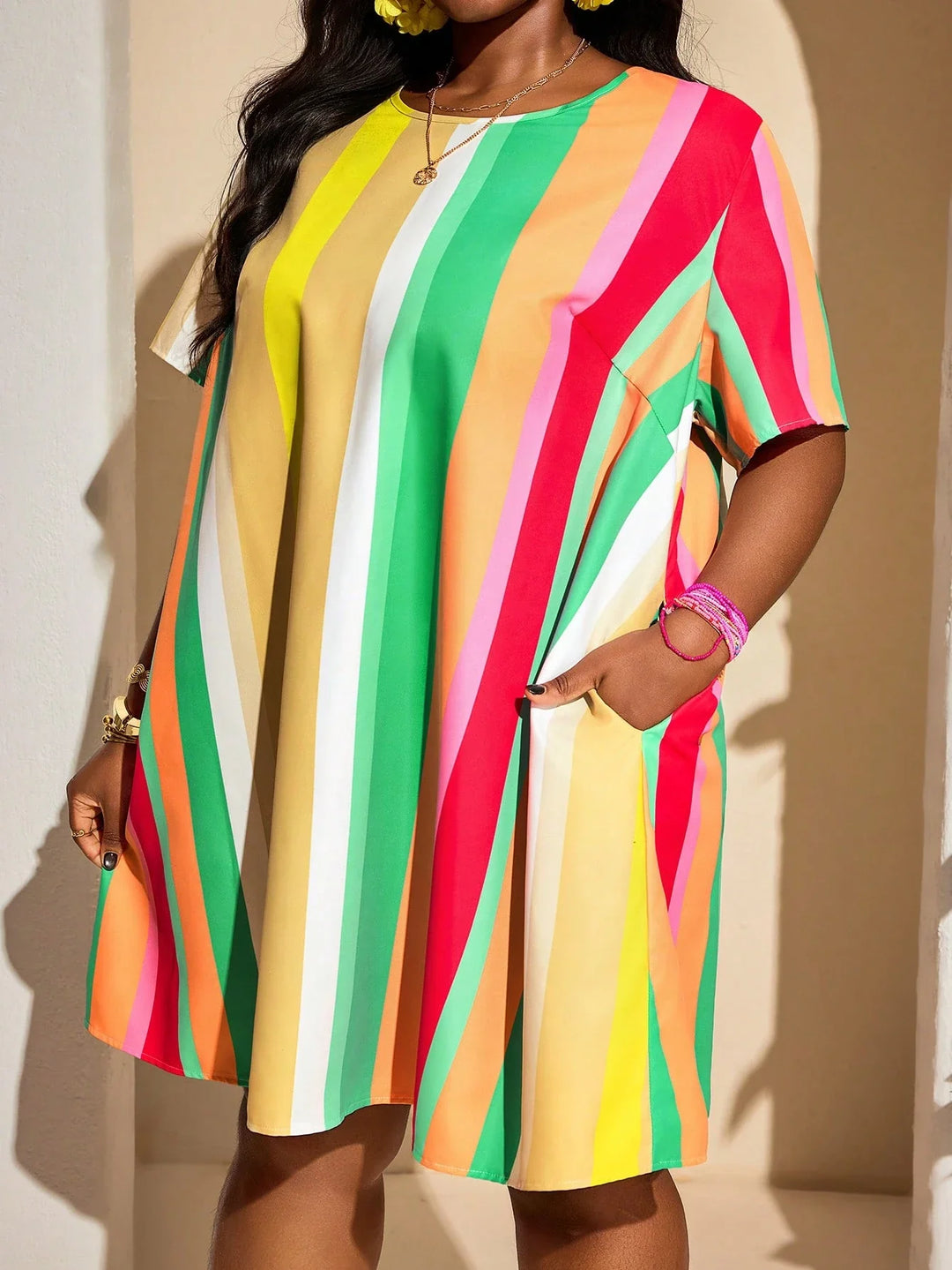 Vestido casual y elegante para mujer curvy y tallas grandes, con cuello redondo y estampado de rayas arcoíris