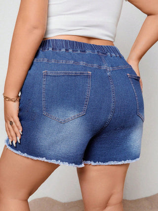 Pantalones cortos de mezclilla con cintura ajustable y desgastes, en tallas cómodas, con bolsillos y dobladillo deshilachado