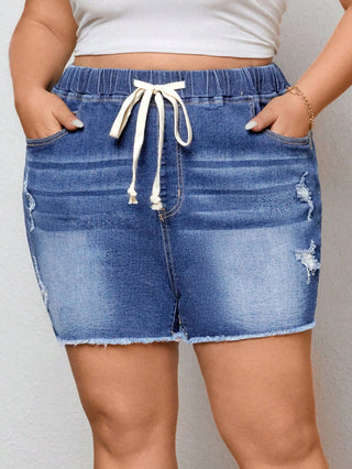 Pantalones cortos de mezclilla con cintura ajustable y desgastes, en tallas cómodas, con bolsillos y dobladillo deshilachado