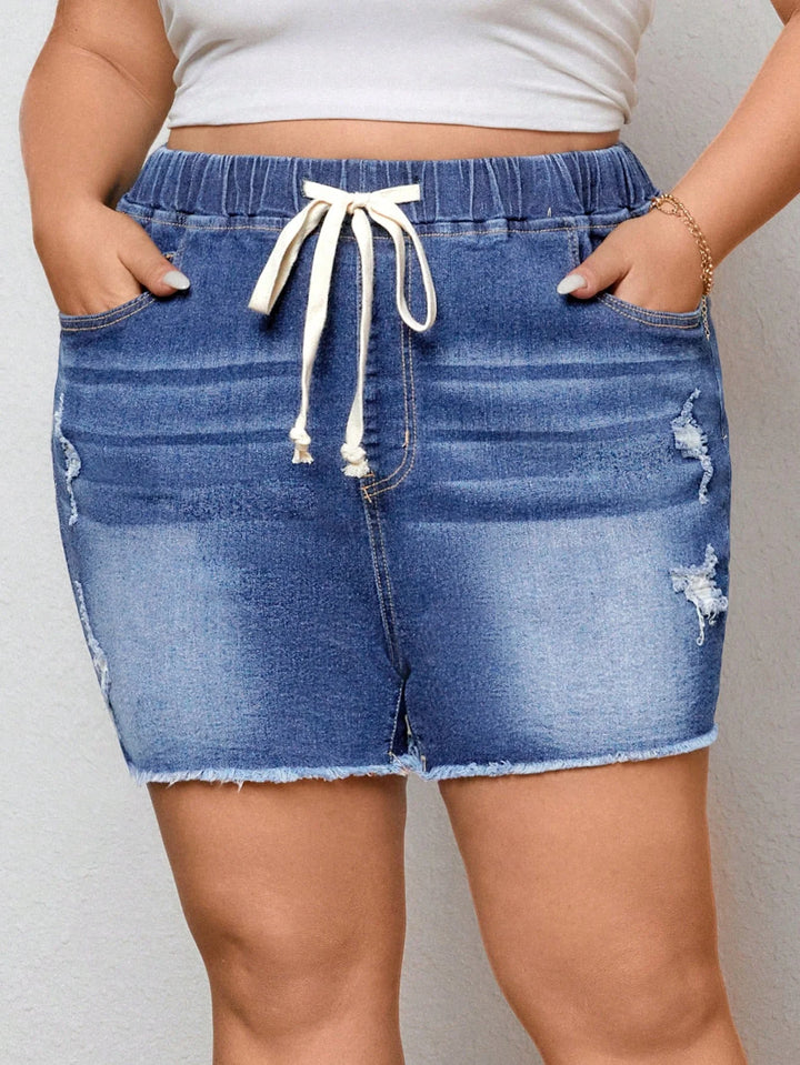 Pantalones cortos de mezclilla con cintura ajustable y desgastes, en tallas cómodas, con bolsillos y dobladillo deshilachado