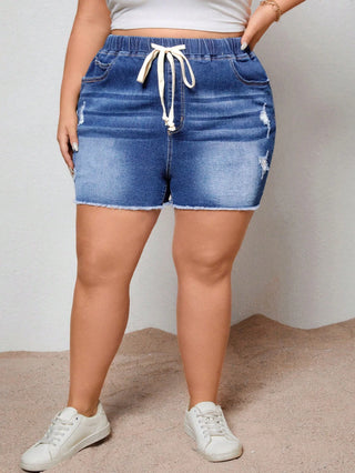 Pantalones cortos de mezclilla con cintura ajustable y desgastes, en tallas cómodas, con bolsillos y dobladillo deshilachado