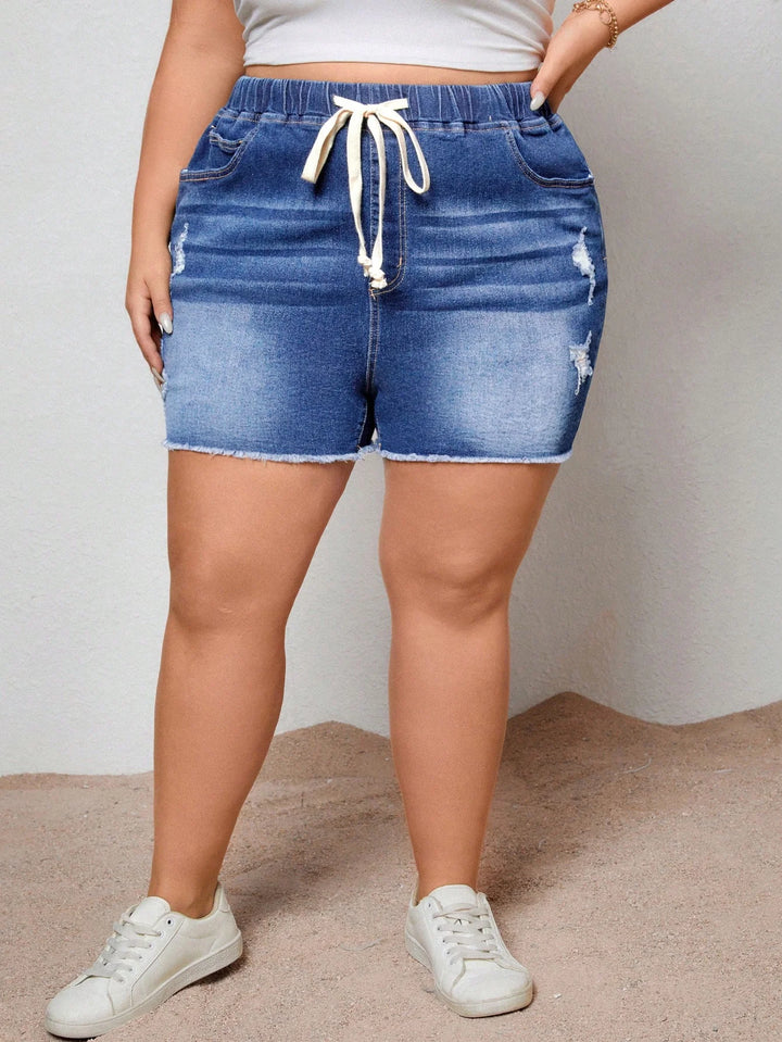 Pantalones cortos de mezclilla con cintura ajustable y desgastes, en tallas cómodas, con bolsillos y dobladillo deshilachado