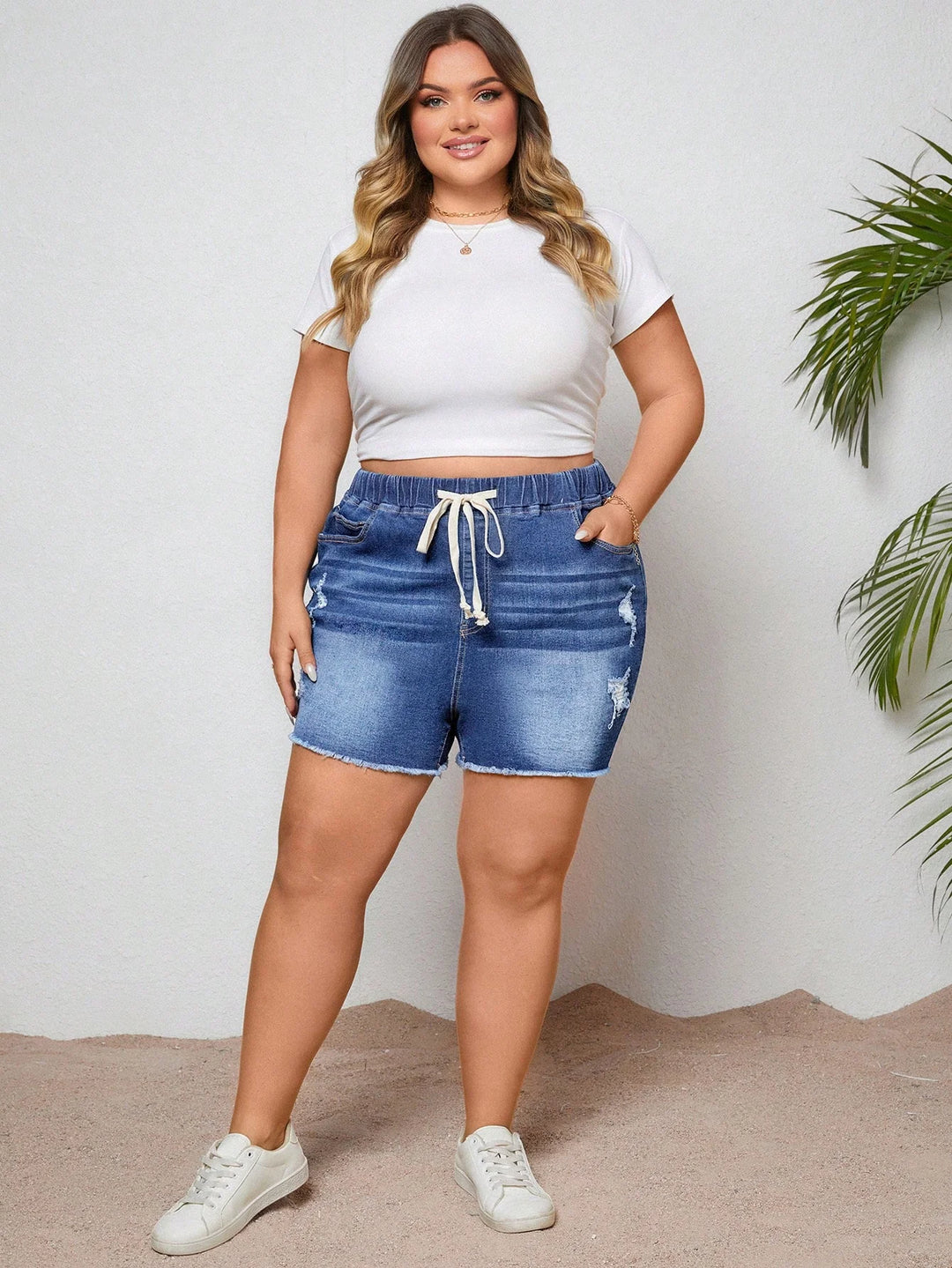 Pantalones cortos de mezclilla con cintura ajustable y desgastes, en tallas cómodas, con bolsillos y dobladillo deshilachado