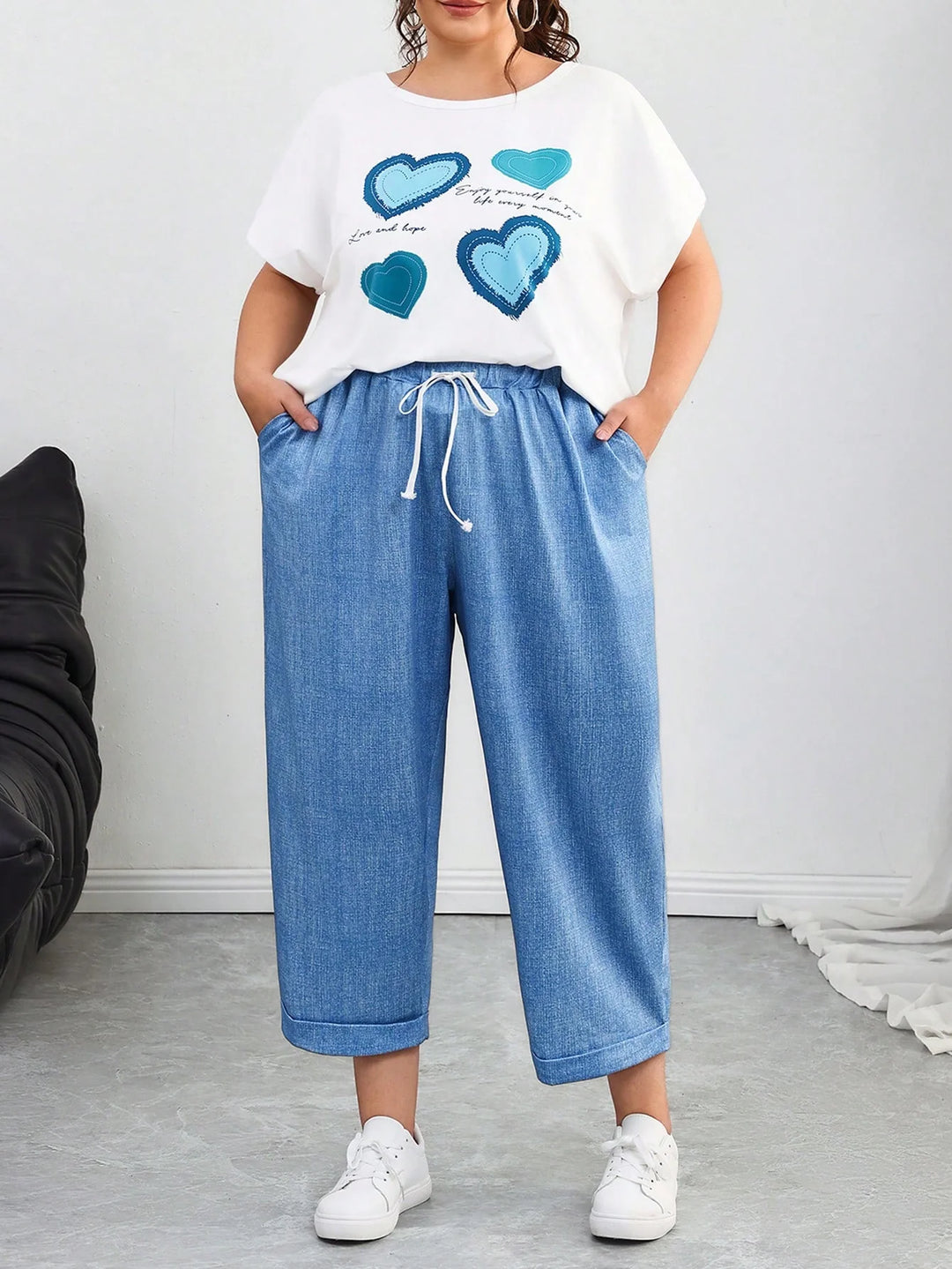 Conjunto de mujer talla grande, compuesto por camiseta con estampado de corazones y pantalones azules con cordones, adecuado para vacaciones de verano, campo, playa