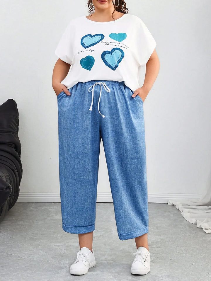 Conjunto de mujer talla grande, compuesto por camiseta con estampado de corazones y pantalones azules con cordones, adecuado para vacaciones de verano, campo, playa