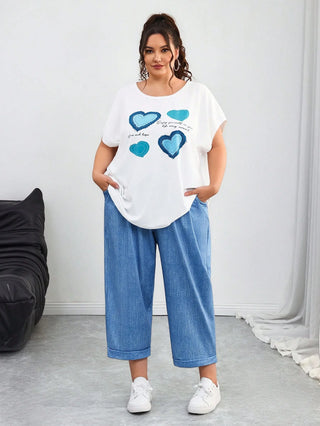 Conjunto de mujer talla grande, compuesto por camiseta con estampado de corazones y pantalones azules con cordones, adecuado para vacaciones de verano, campo, playa