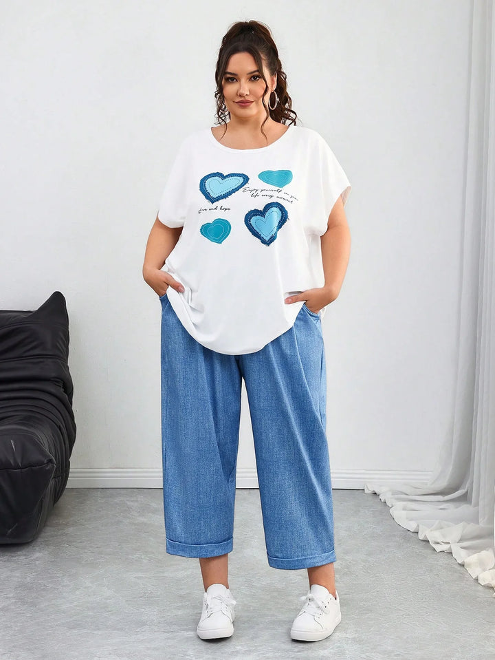 Conjunto de mujer talla grande, compuesto por camiseta con estampado de corazones y pantalones azules con cordones, adecuado para vacaciones de verano, campo, playa