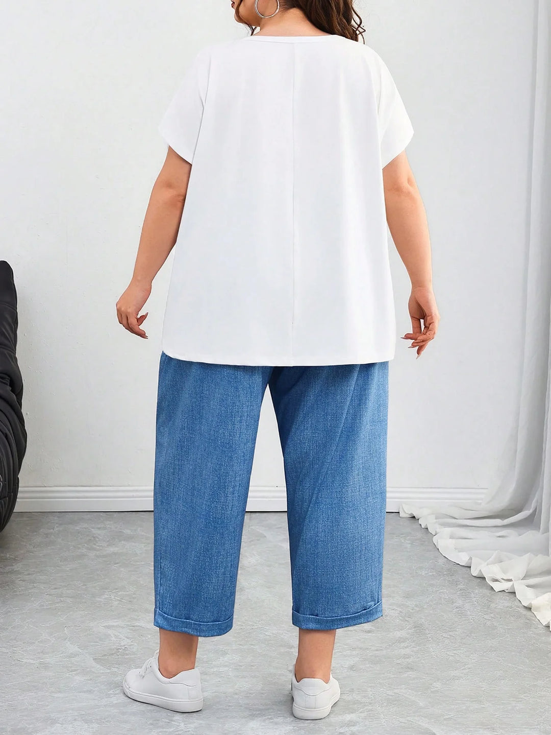 Conjunto de mujer talla grande, compuesto por camiseta con estampado de corazones y pantalones azules con cordones, adecuado para vacaciones de verano, campo, playa