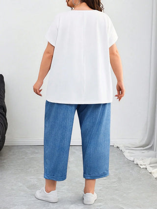 Conjunto de mujer talla grande, compuesto por camiseta con estampado de corazones y pantalones azules con cordones, adecuado para vacaciones de verano, campo, playa