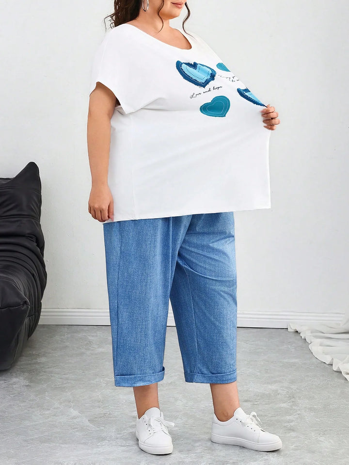 Conjunto de mujer talla grande, compuesto por camiseta con estampado de corazones y pantalones azules con cordones, adecuado para vacaciones de verano, campo, playa