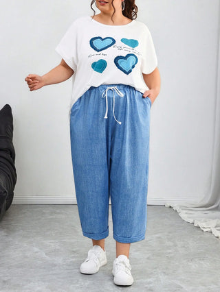 Conjunto de mujer talla grande, compuesto por camiseta con estampado de corazones y pantalones azules con cordones, adecuado para vacaciones de verano, campo, playa