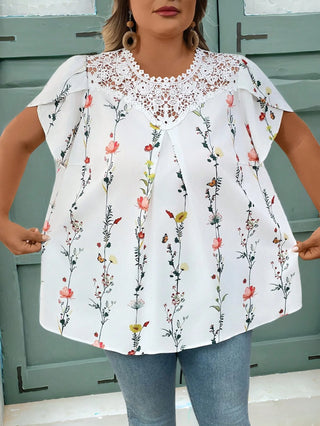 Camisa de verano con estampado floral de encaje y mangas cortas en forma de pétalo para tallas cómodas, adecuada para vacaciones, campo, playa