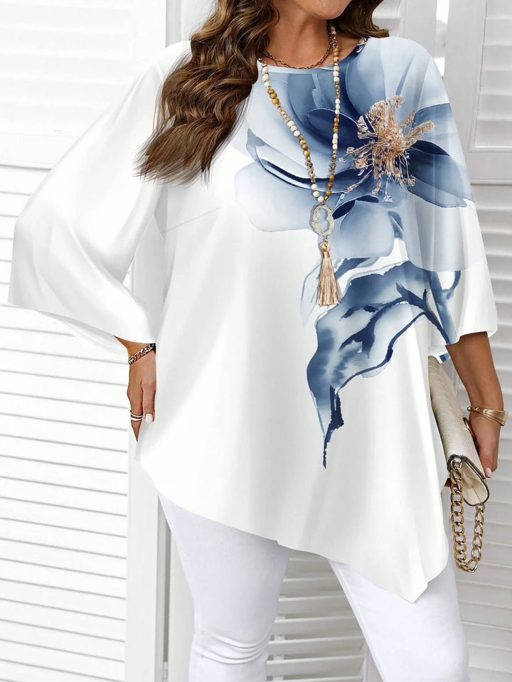 Blusa amplia con escote redondo, mangas 3/4 y dobladillo asimétrico, con estampado floral, disponible en tallas cómodas, adecuada para vacaciones