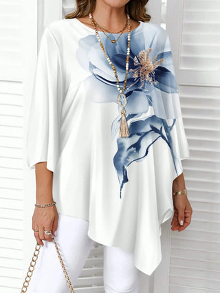 Blusa amplia con escote redondo, mangas 3/4 y dobladillo asimétrico, con estampado floral, disponible en tallas cómodas, adecuada para vacaciones
